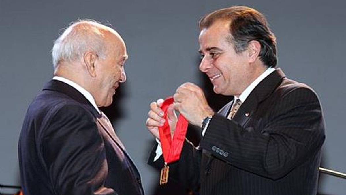 José Afonso da Silva durante cerimônia de entrega da Medalha Rui Barbosa na XXI Conferência Nacional dos Advogados.
