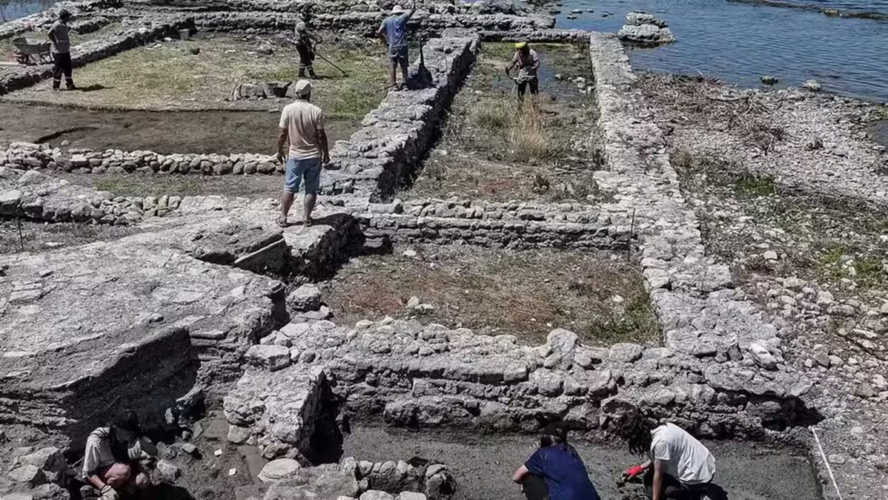 Igreja de 1,7 mil anos é encontrada sob basílica submersa em lago da Turquia, 30 centímetros abaixo do piso, e pode ter ligação com o Concílio de Niceia de 325 d.C.