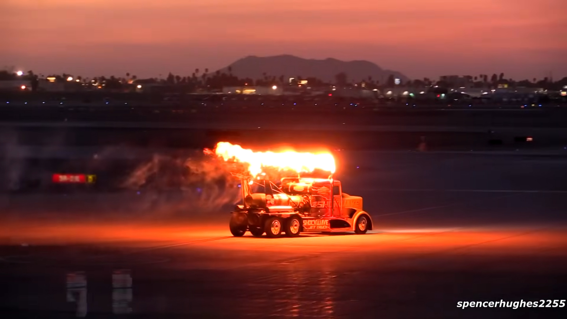 Conheça o Shockwave, o caminhão a jato mais insano já criado: 3 motores colossais entregavam 36 mil cv e levaram a máquina a 605 km/h