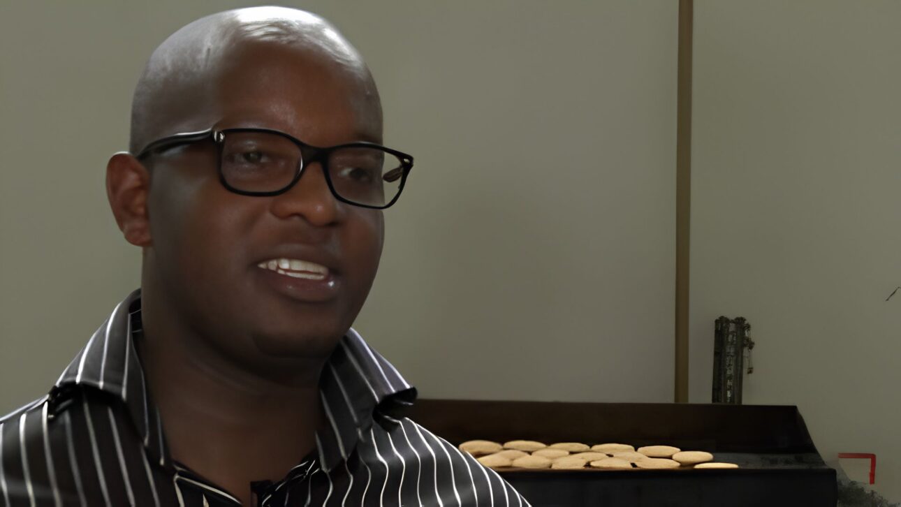 Contador de 33 anos larga o emprego nos Estados Unidos, compra uma passagem só de ida para a África e troca o escritório por uma plantação de abacaxis a uma hora e meia da capital de Gana