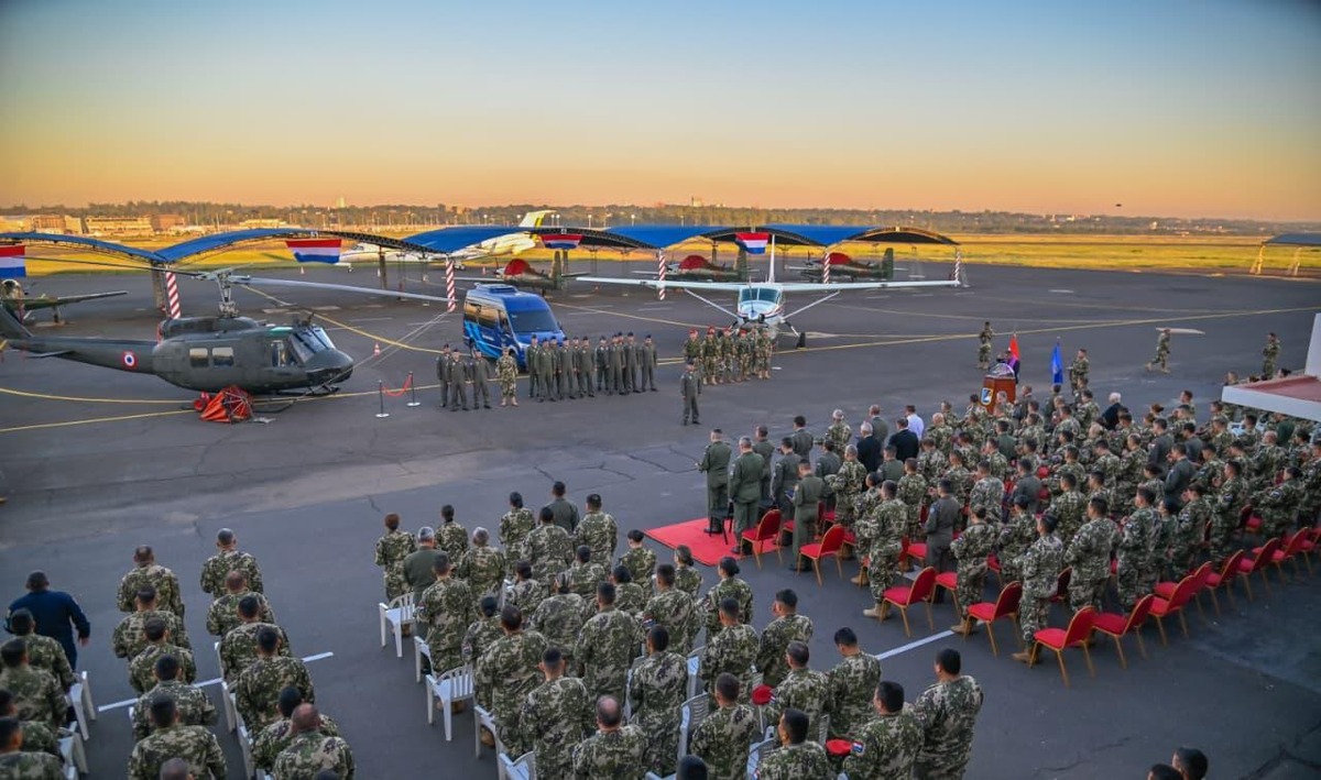 Militares de diferentes países reunidos diante de helicópteros e aeronaves durante o Exercício Cooperación XI em Campo Grande.
