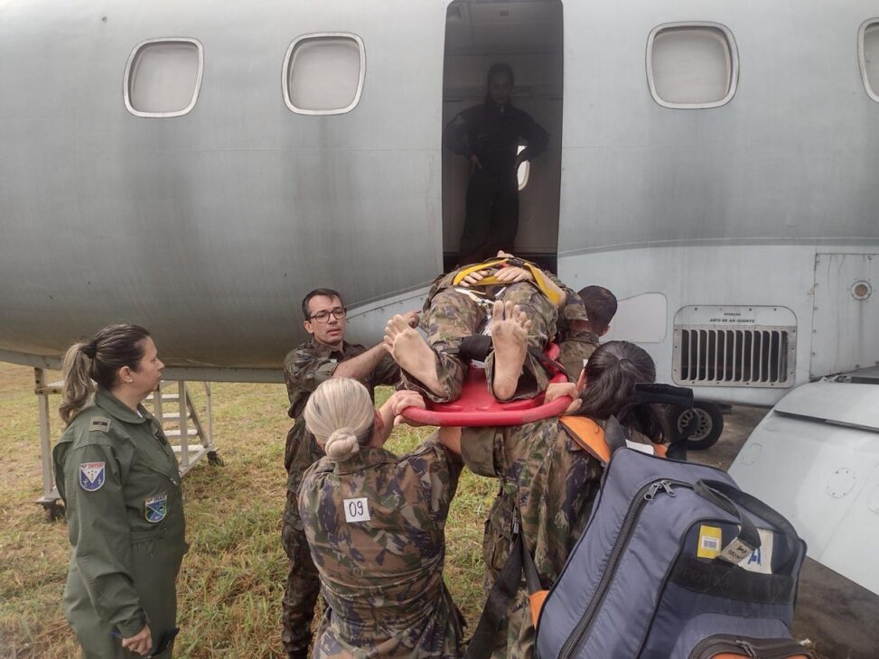 Equipe militar realiza operação de busca e salvamento de vítima durante o Exercício Cooperación XI em Mato Grosso do Sul.