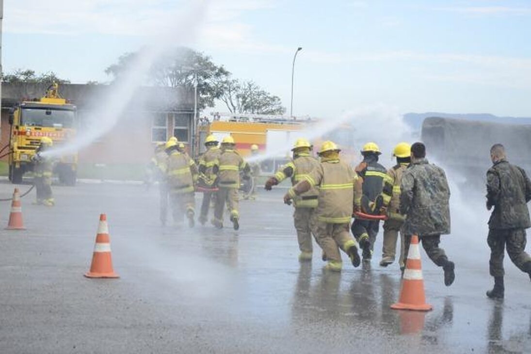 Aeronave participa de missão simulada de combate a incêndio florestal durante treinamento militar em Campo Grande.
