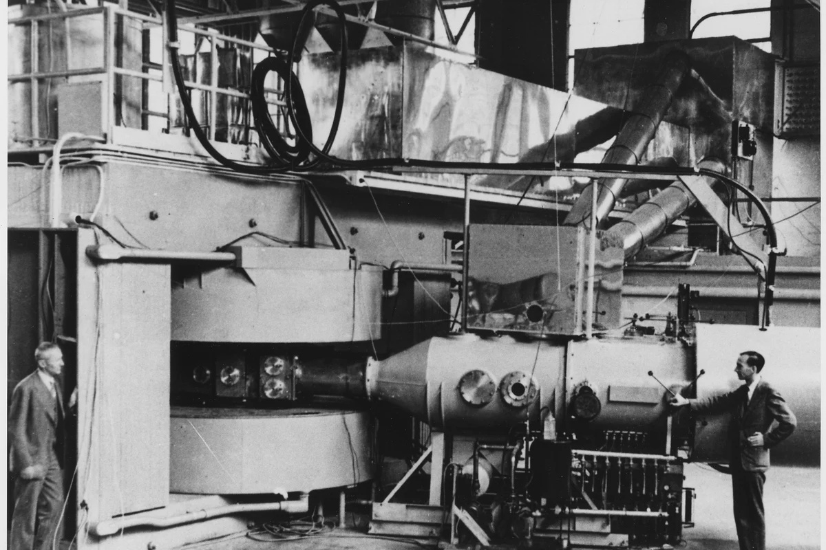Cíclotron de sessenta polegadas do laboratório de Berkeley, com grande estrutura circular de metal e equipamentos ao redor