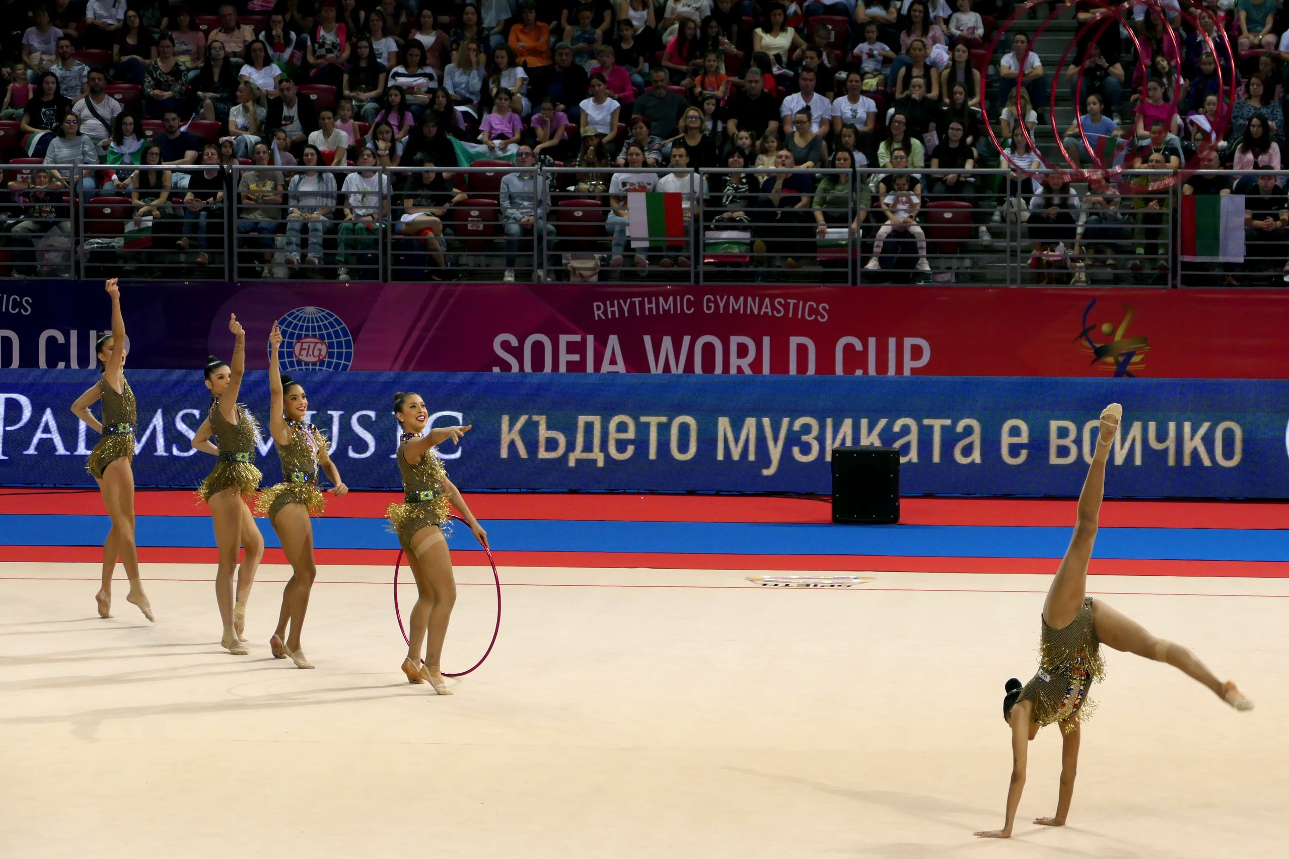 Conjunto brasileiro de ginástica rítmica durante série com arcos em competição internacional