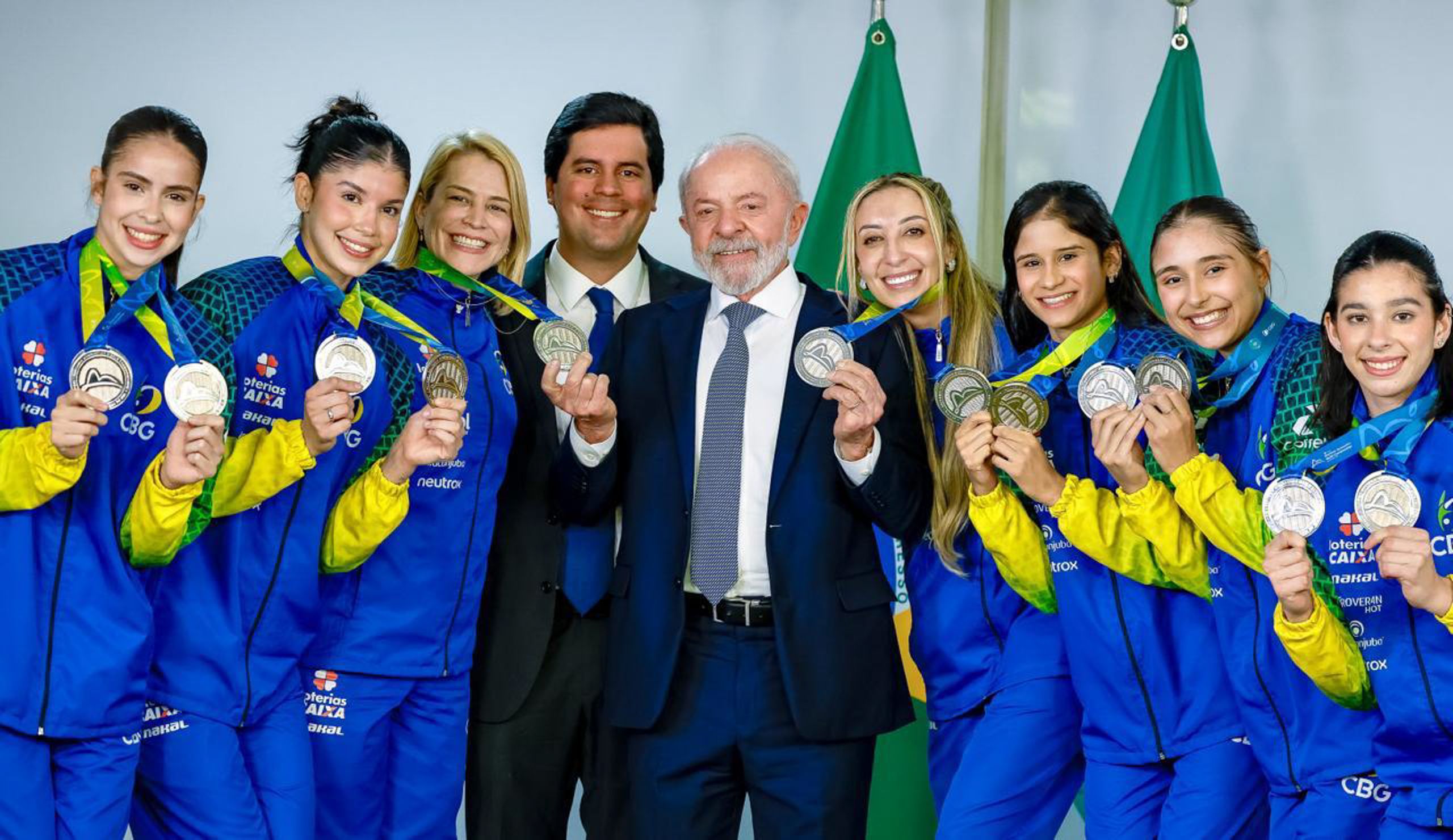 Atletas da seleção brasileira de ginástica rítmica após a medalha mundial de 2025