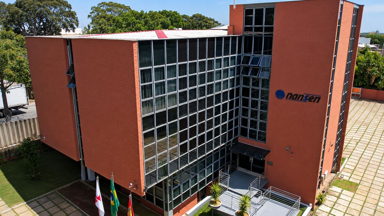 Prédio da Nansen com fachada de tijolos e logotipo da empresa
