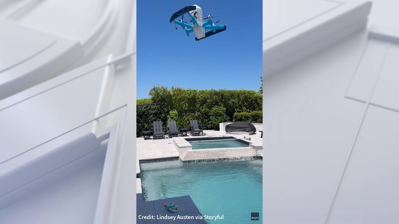 Drone de entrega solta um pacote sobre a piscina de uma casa no Texas
