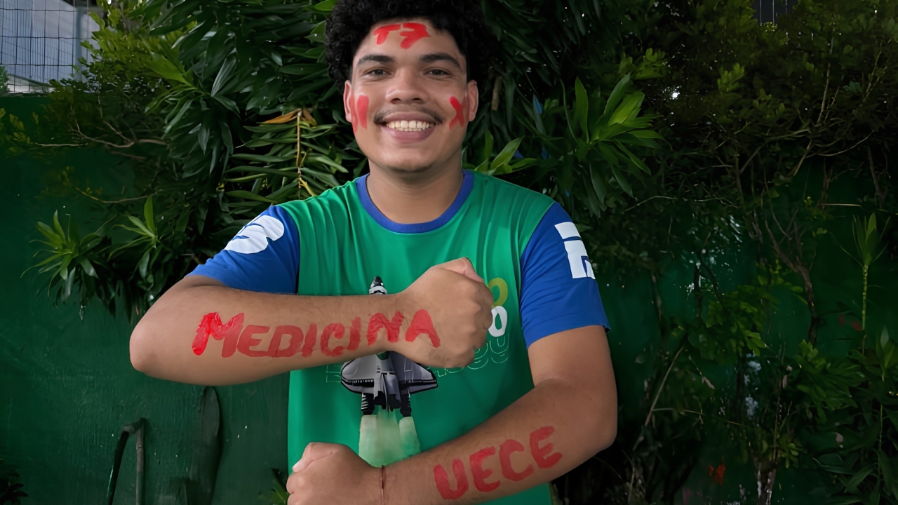 Descubra como Kauê Brito, jovem de 21 anos e filho de professora e agricultor, superou desafios para alcançar a universidade.