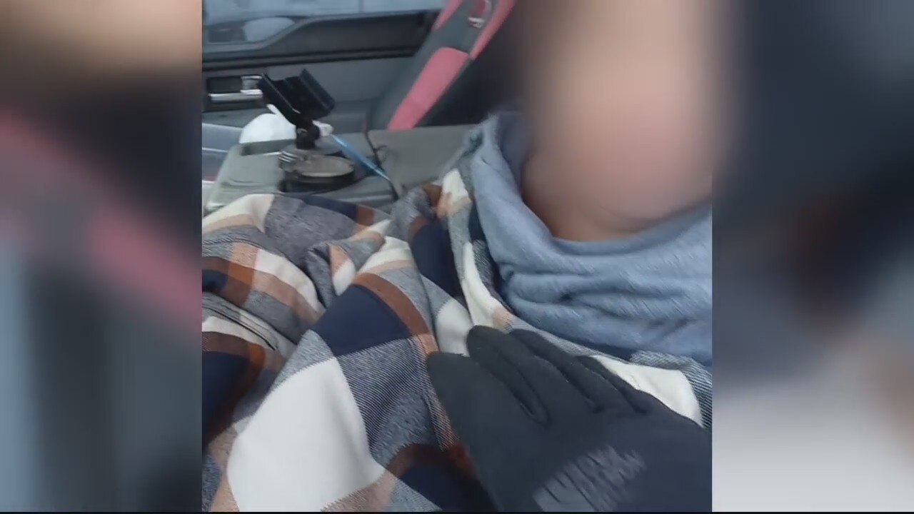 Entregador do DoorDash encontra menino de 2 anos sozinho na 8 Mile Road, em Detroit, usando apenas fralda e meias em frio próximo de 3°C. - Crédito: FOX 2 Detroit/WJBK