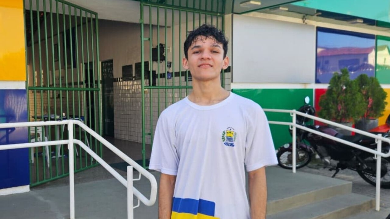 Estudante trabalhou em uma padaria para comprar um computador e hoje ensina Python a adolescentes enquanto conclui o ensino médio.