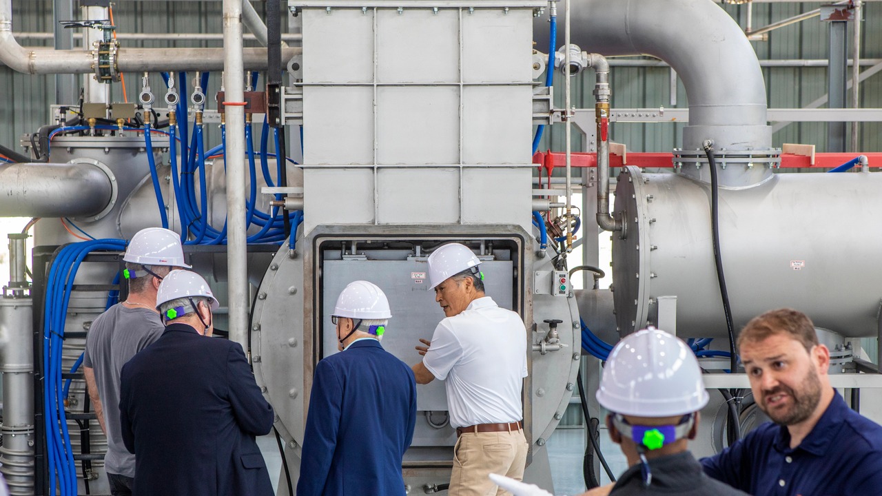 Técnicos inspecionam equipamentos industriais na fábrica de ímãs em Pohang