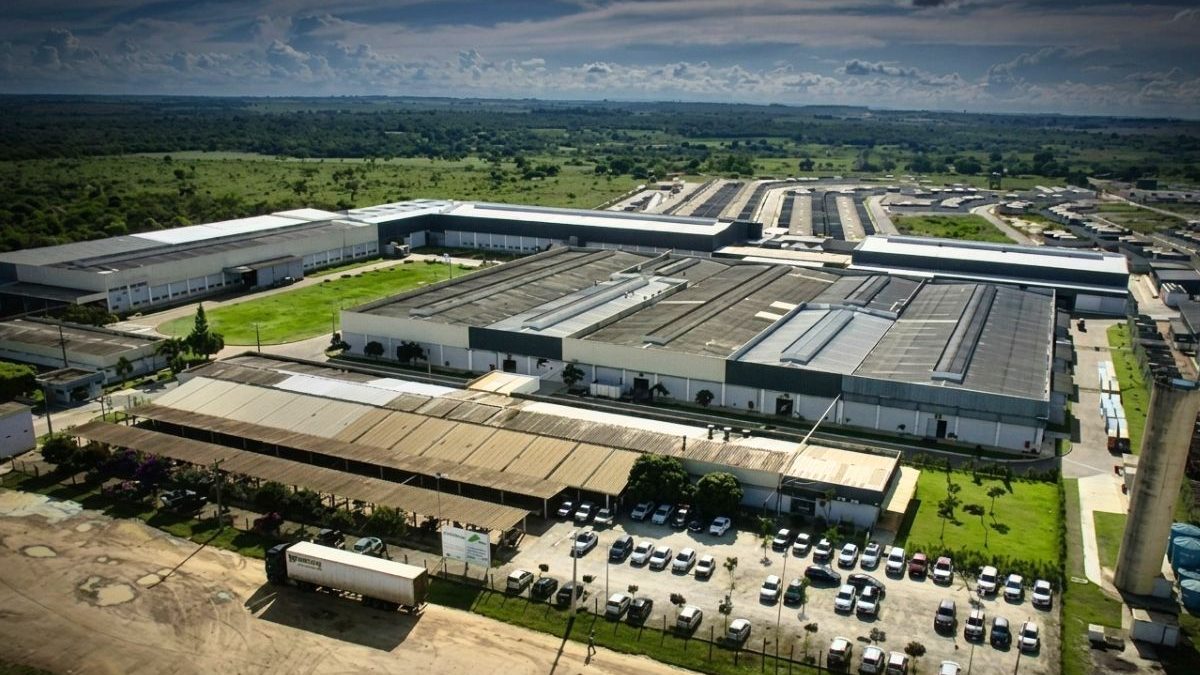 Grupo Dass fecha sua última fábrica de calçados na Argentina após 19 anos, encerra a produção local e demite os 150 funcionários restantes.