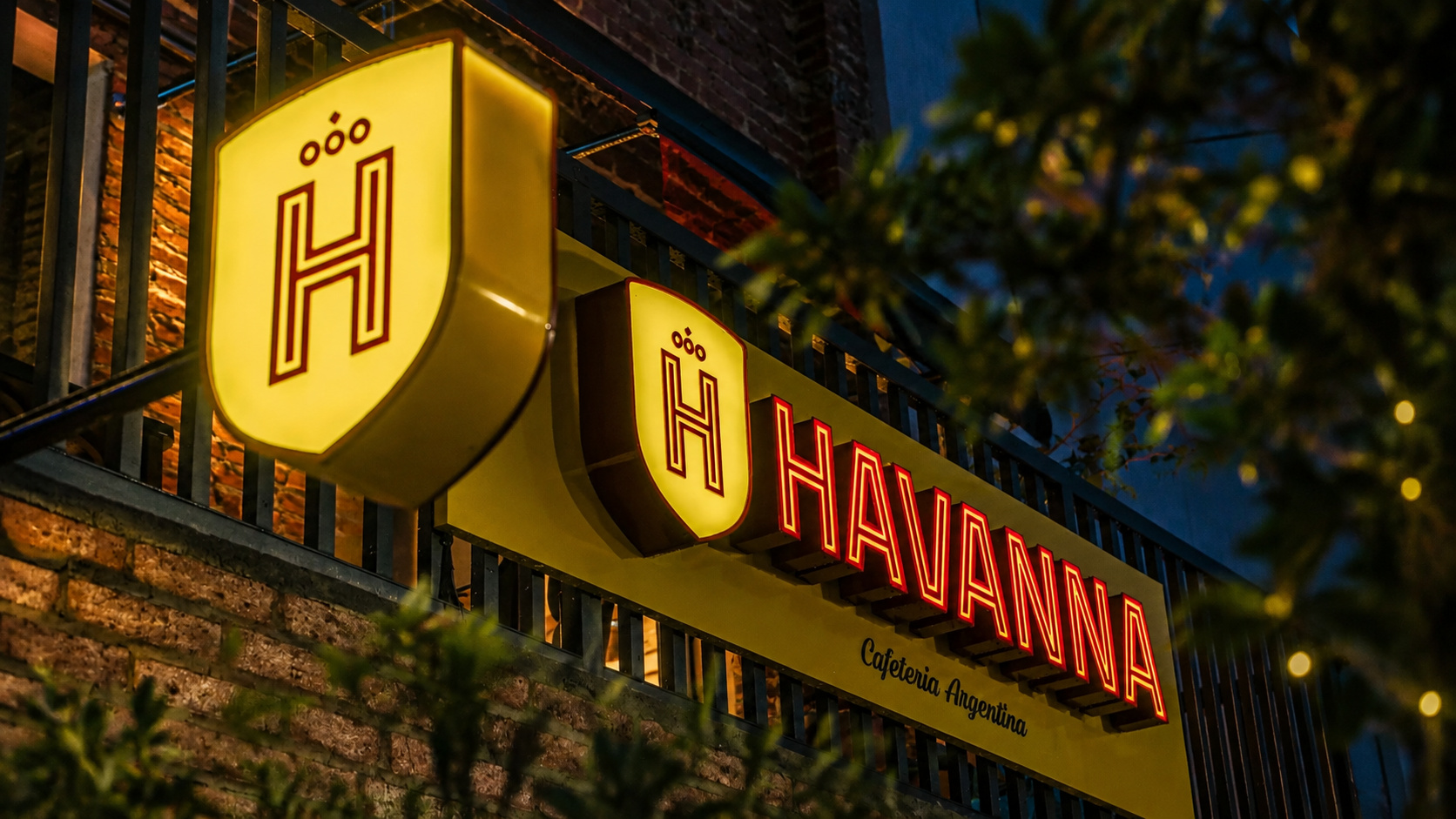 Fachada iluminada de uma unidade da Havanna, empresa que pediu recuperação extrajudicial no Brasil com R$ 127 milhões em dívidas.