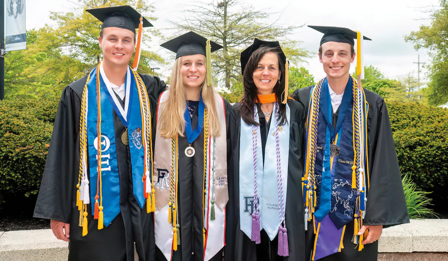 Allison Jedson tentou adiar a própria formatura, mas os três filhos insistiram e os quatro se formaram juntos na Universidade de Rhode - Crédito: Michael Derr/The Independent Newspaper.
