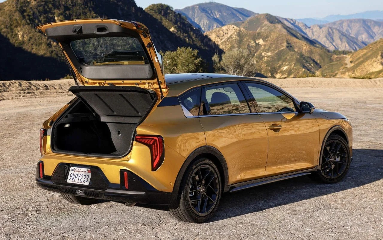 Kia lança K4 Hatchback 2026 por cerca de R$ 127 mil, mais barato que Toyota Corolla e Honda Civic no Brasil, com motor 2.0 de 147 cv, opção 1.6 turbo de 190 cv, câmbio automático de 8 marchas e porta-malas de 629 litros; modelo chega primeiro nos Estados Unidos