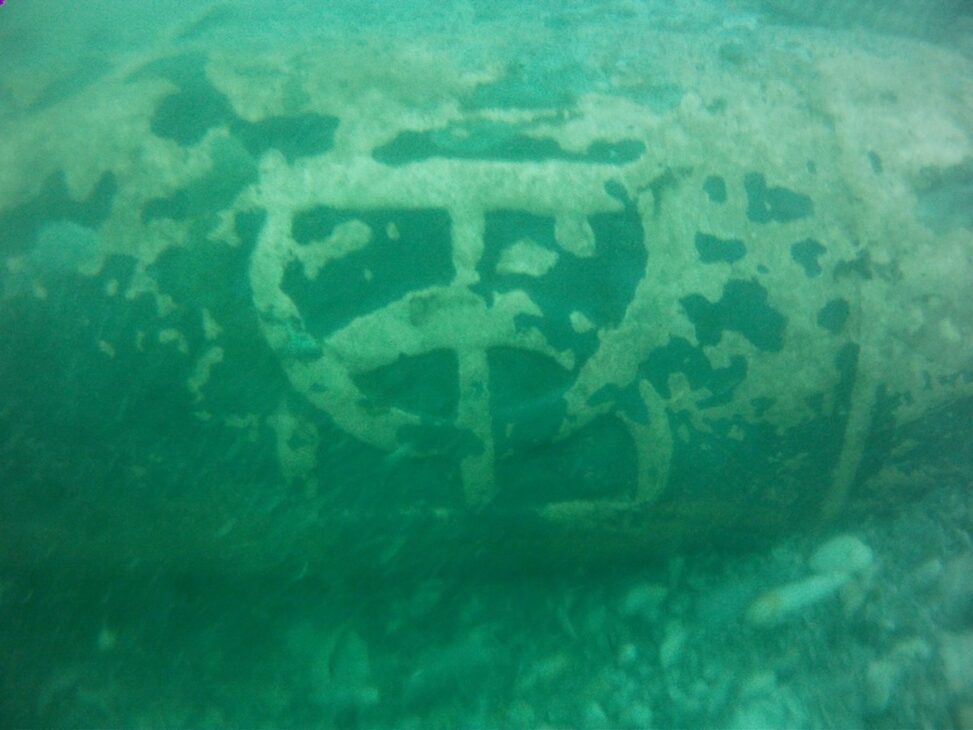 Canhões históricos cobertos por sedimentos e organismos marinhos no sítio do naufrágio La Trinité, na costa da Flórida.