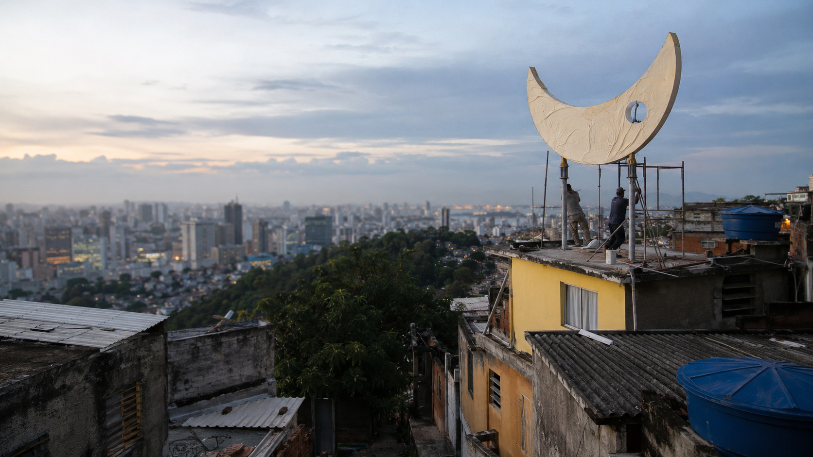 Moradores trabalham na instalação de uma grande lua crescente sobre o telhado de uma casa amarela no Morro da Providência, no Rio de Janeiro.