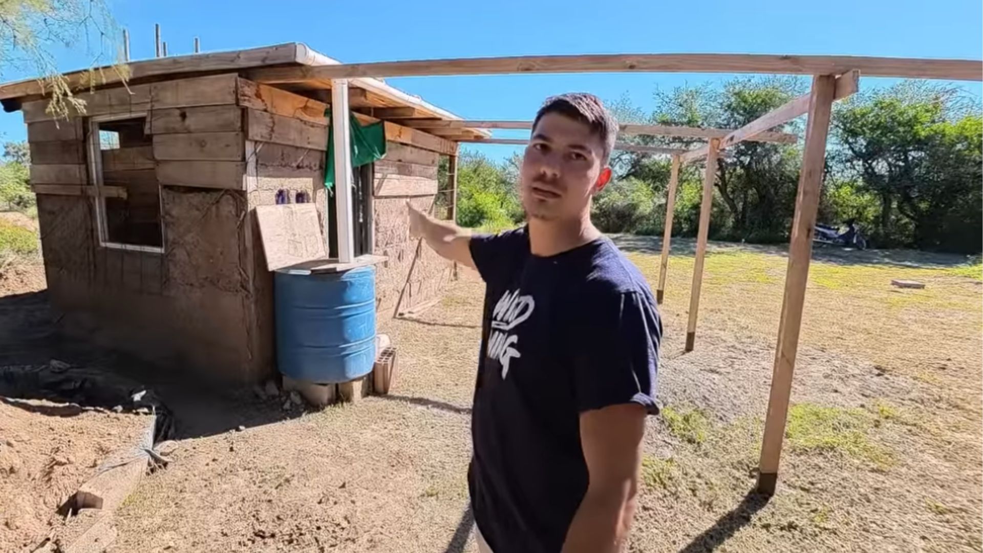 Mauricio construindo uma casa de bioconstrução com barro e madeira na região de Traslasierra, na Argentina.