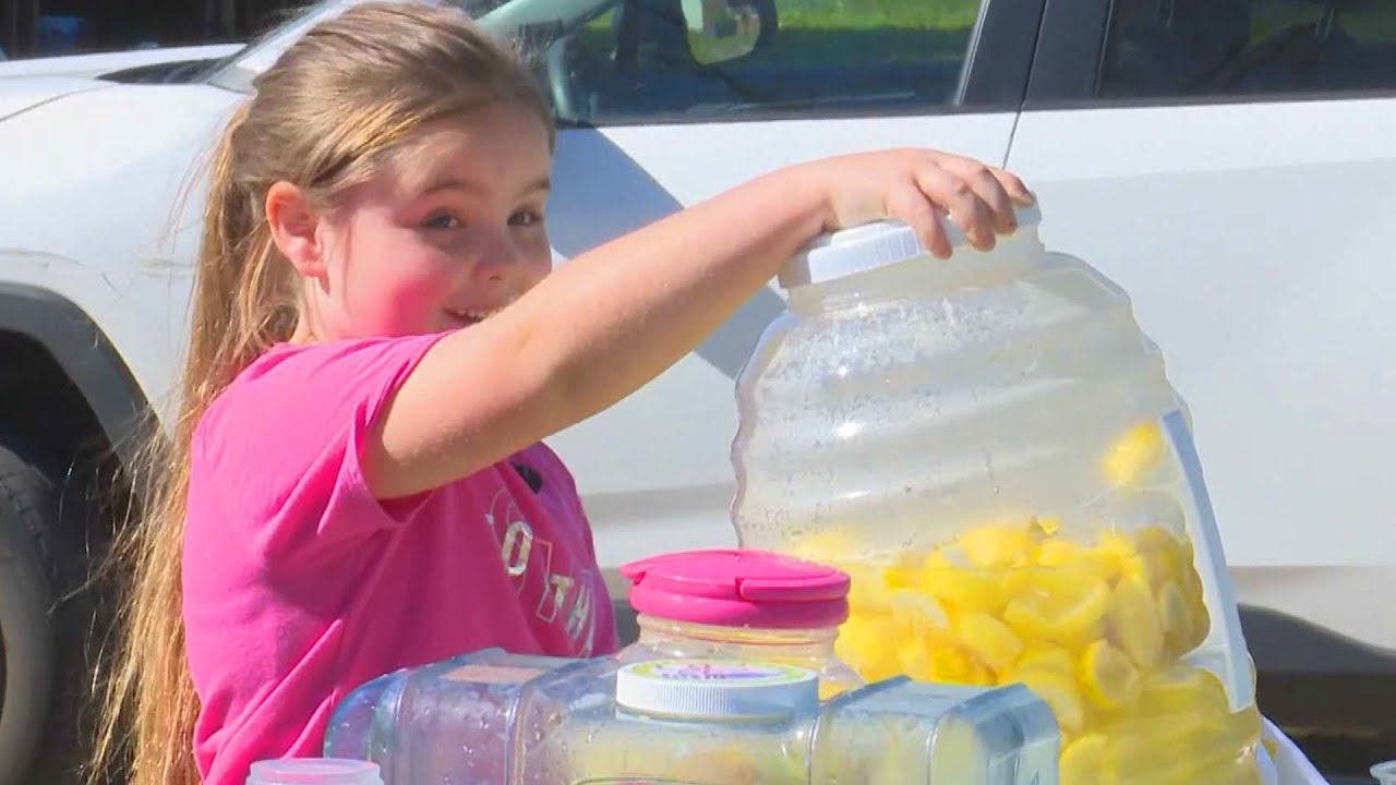 menina vende limonada para comprar lápide para mãe