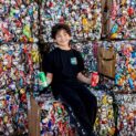 Conheça a incrível história do garoto que revolucionou a reciclagem de latinhas e arrecadou recursos para caridade.