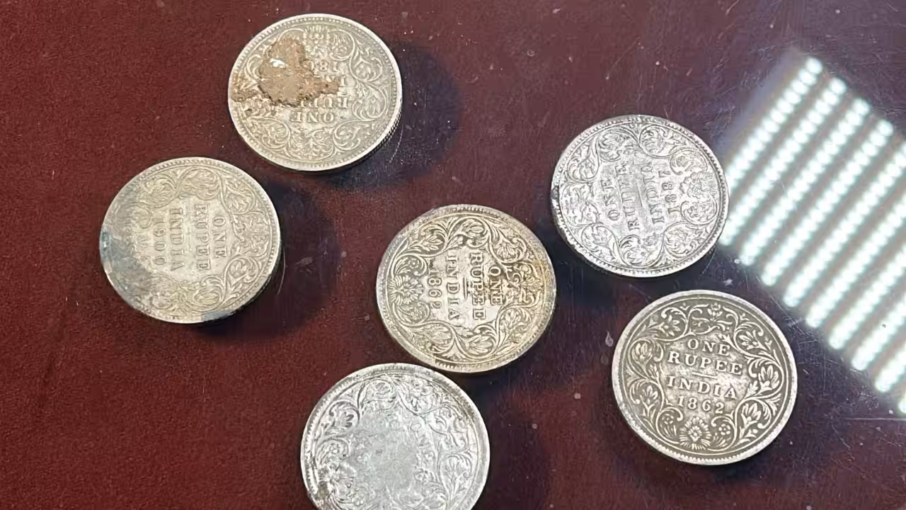Uma moeda de prata de uma rupia da época de Jorge V foi encontrada durante trabalhos de escavação.