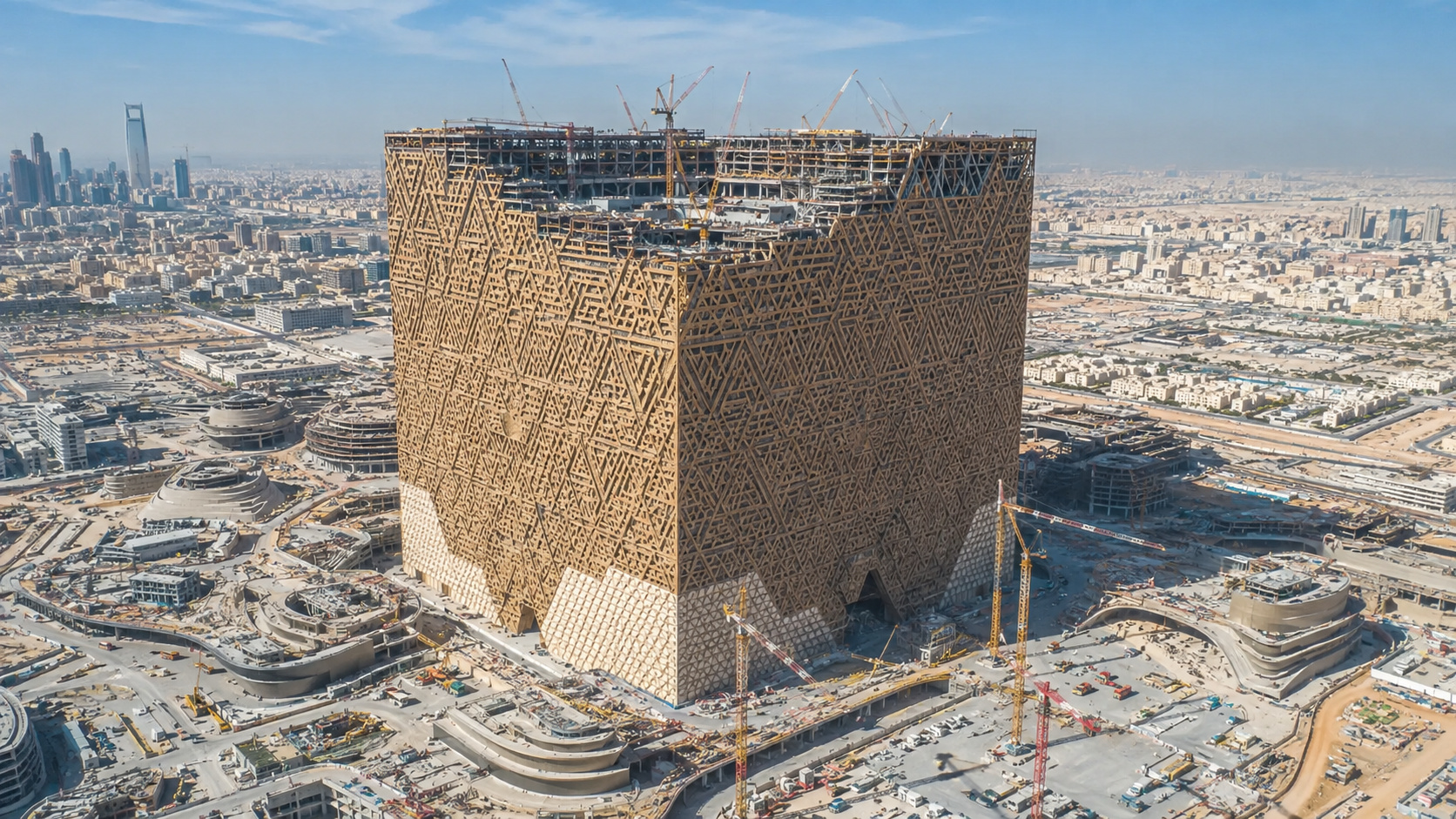 Mukaab em construção em Riade, megaestrutura cúbica que poderá abrigar até 20 Empire State Buildings.