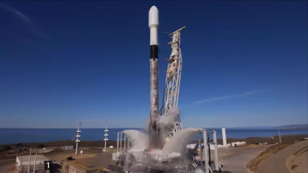 NASA registrou uma cratera de 18 metros aberta por um estágio de Falcon 9 na Lua e analisou materiais escavados pelo impacto.