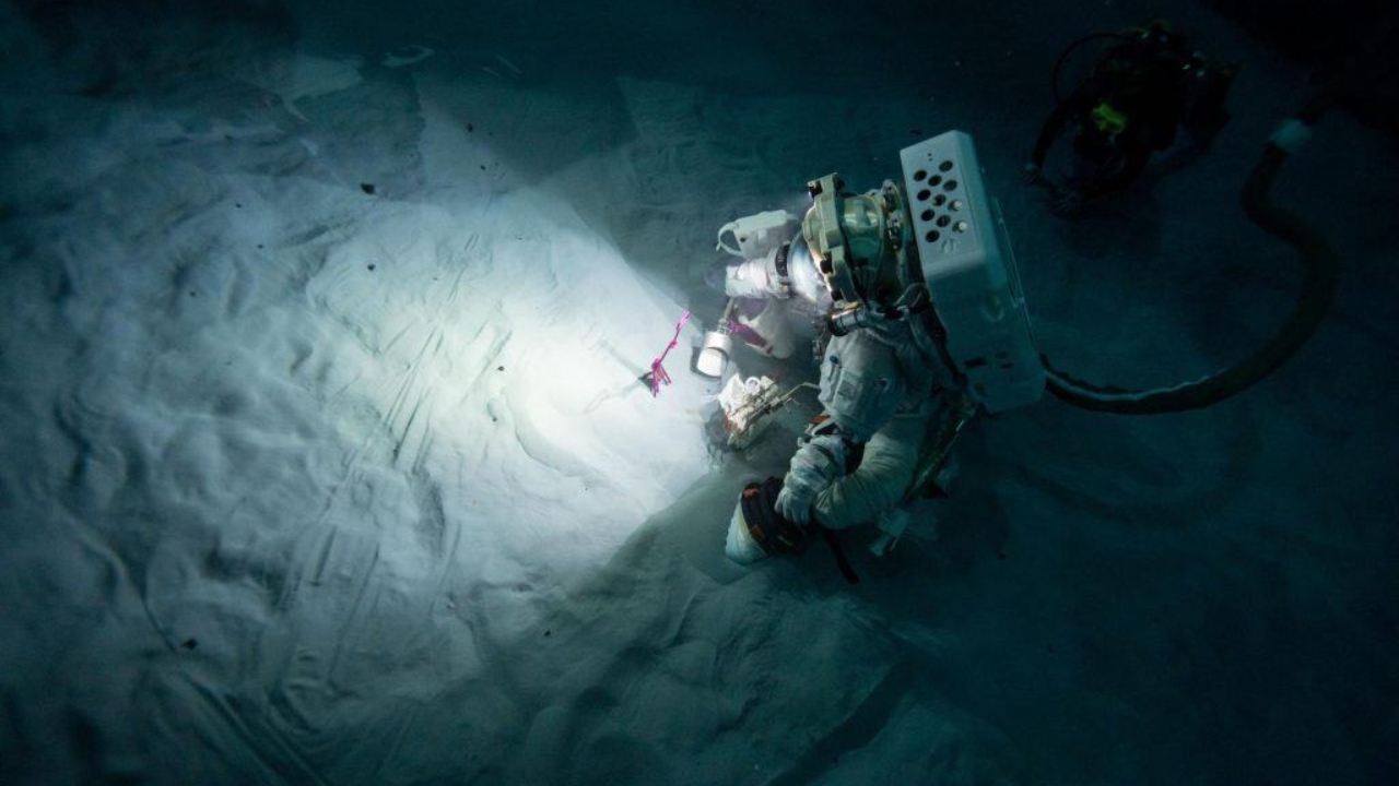 Astronautas da Artemis IV serão preparados com dados de uma simulação subaquática que recriou terreno e iluminação do polo sul lunar.