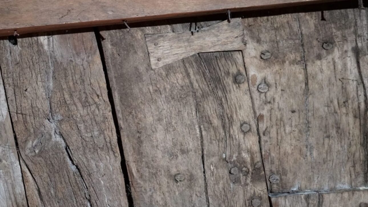 Parte de um navio medieval foi encontrado no teto de um porão de prédio antigo na Alemanha