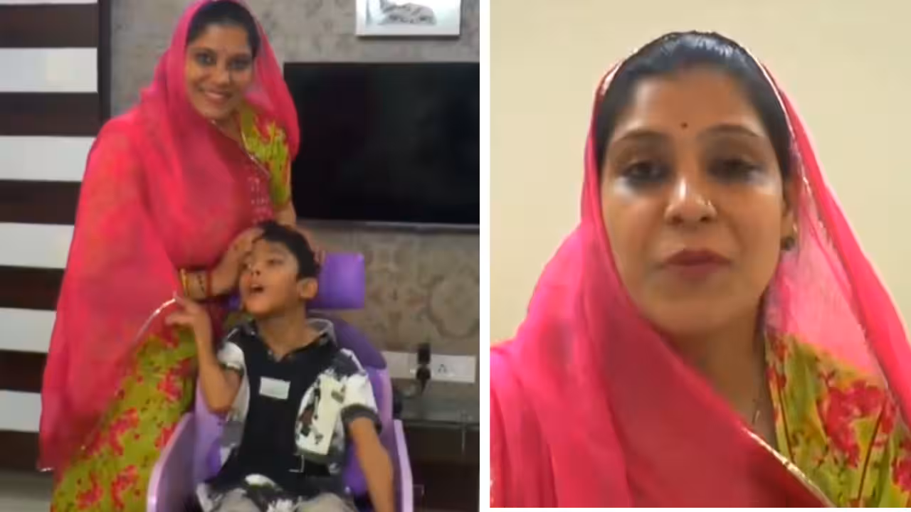 Neha Solanki ao lado do filho Duranjay, cuja necessidade de suporte postural levou ao desenvolvimento da Buddy Chair, cadeira adaptada para crianças com paralisia cerebral. Crédito: Reprodução / Times of India.