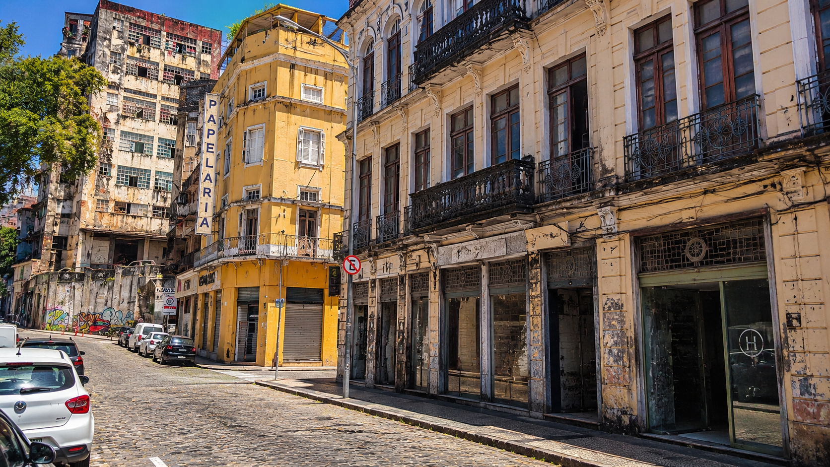 Prédios antigos e imóveis comerciais no Comércio de Salvador, região que enfrenta abandono e busca atrair novos moradores.