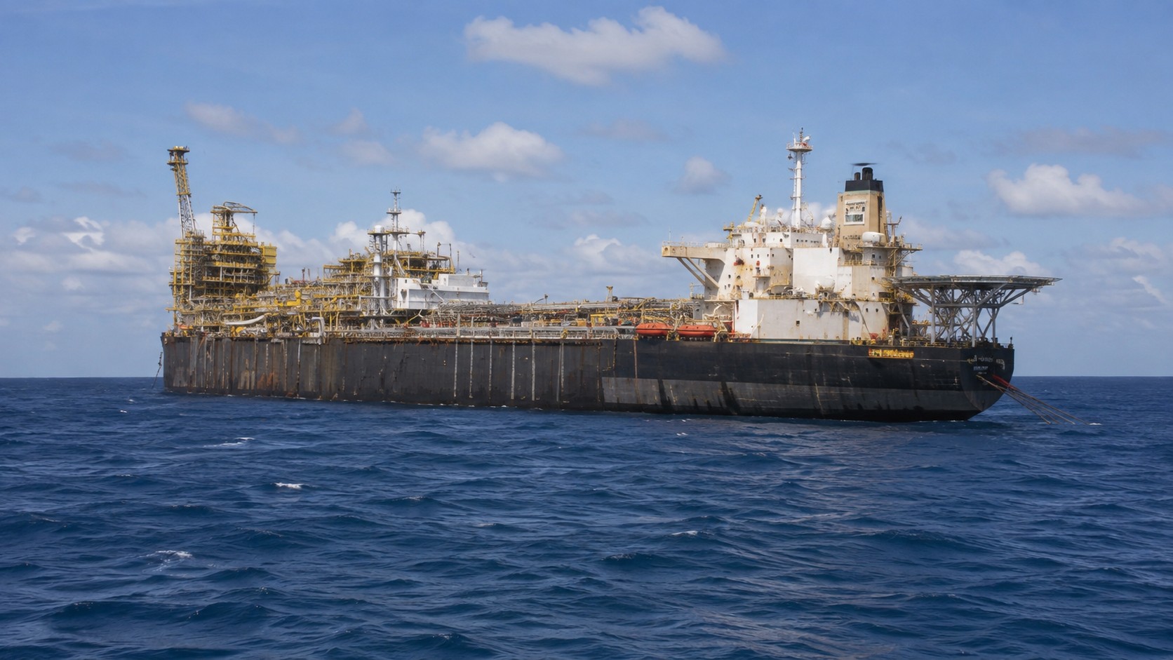 Plataforma P-33 da Petrobras no mar antes do desmantelamento no Estaleiro Rio Grande