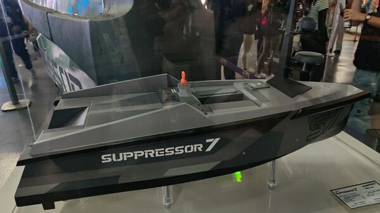 Modelo em escala da embarcação autônoma Suppressor 7 exposto em uma feira naval