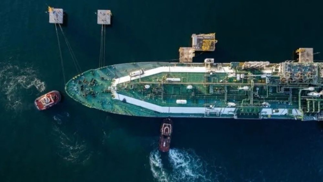 Vista aérea do navio regaseificador atracado no Terminal Gás Sul em Santa Catarina
