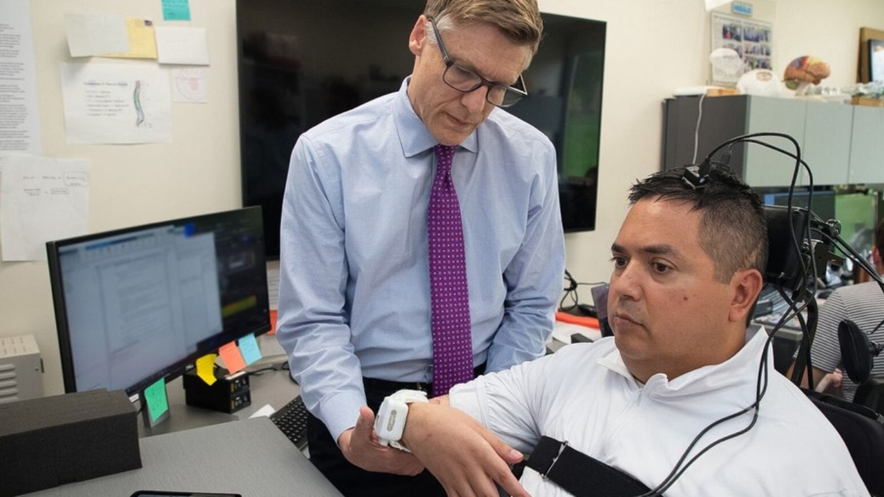 Tetraplégico recuperou movimentos e sensibilidade nas mãos após receber implante cerebral experimental que conecta sinais do cérebro aos músculos.