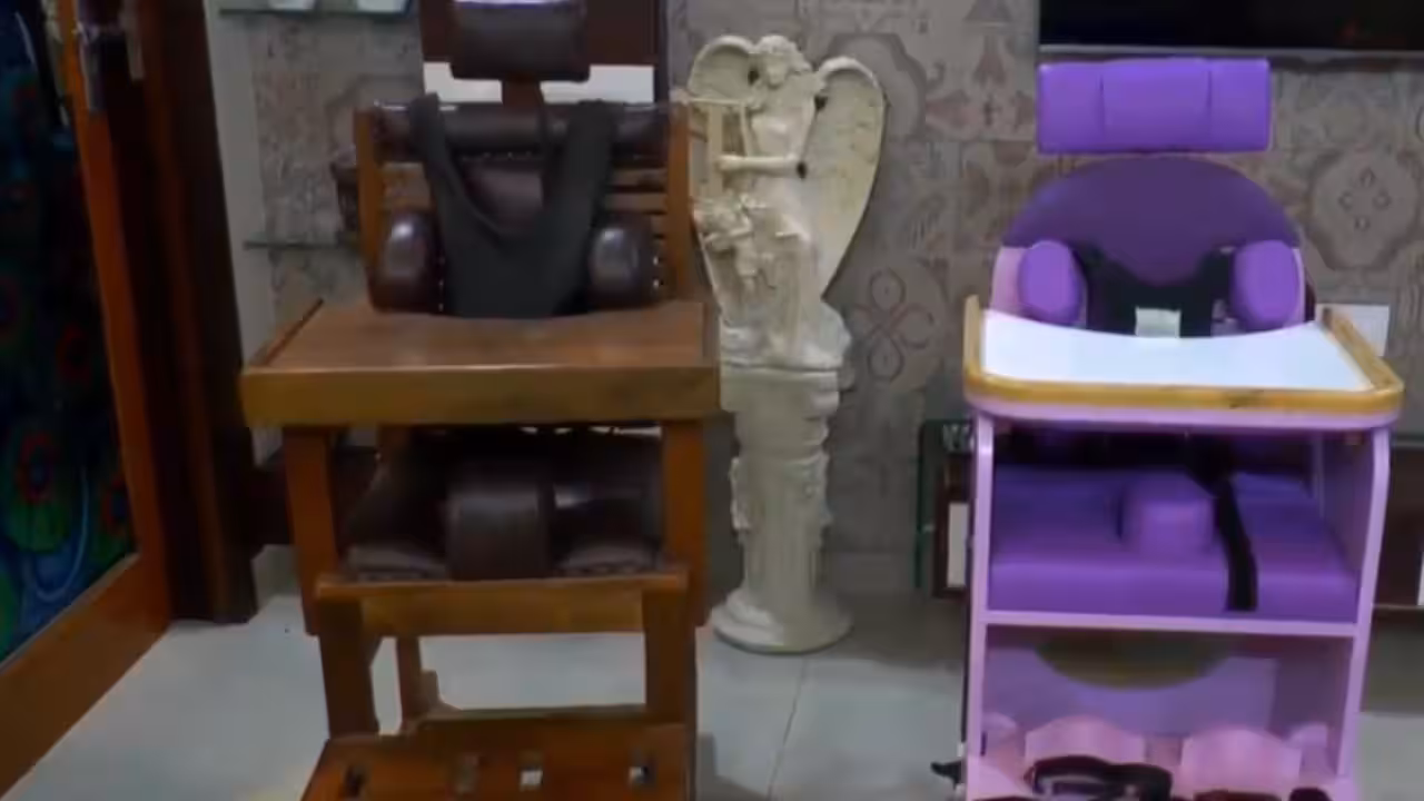 A Buddy Chair, à direita, foi projetada com apoios específicos para ajudar crianças com dificuldades motoras a permanecerem sentadas durante atividades cotidianas. Crédito: Reprodução / Times of India.