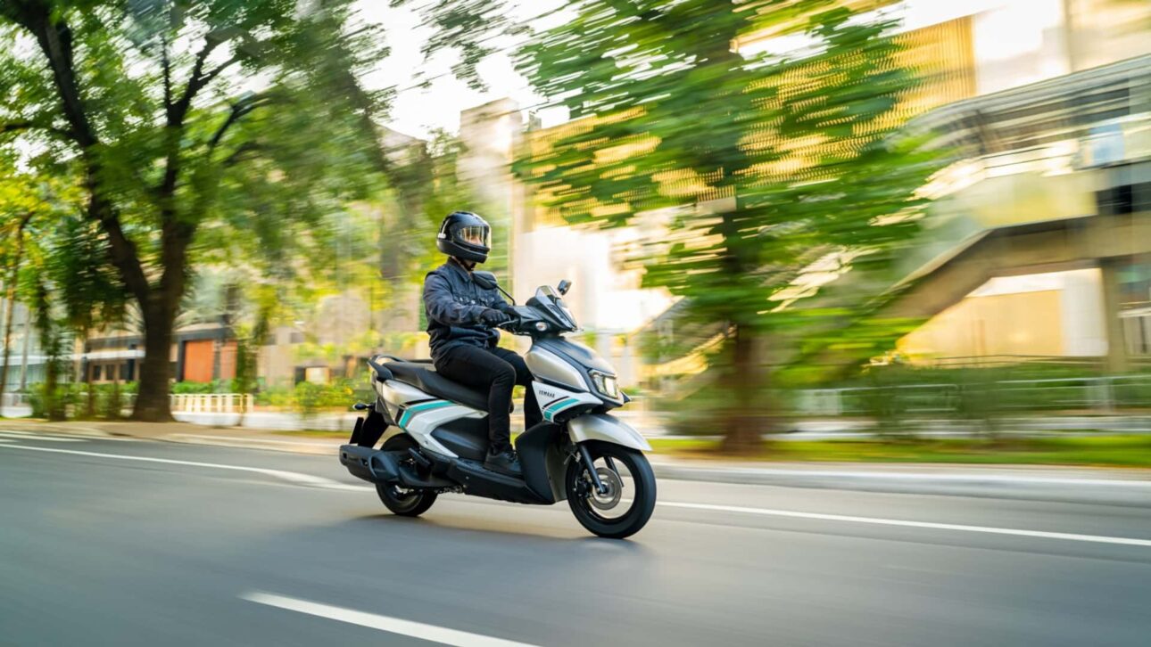 Yamaha sacode o mercado brasileiro e lança scooter híbrida de R$ 13.990: nova ZR pesa só 98 kg, tem motor 125 cc, assistência elétrica de 3 segundos e conexão com celular