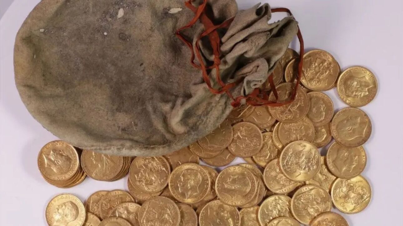 Afinador abre piano doado a escola e encontra 913 moedas de ouro, cerca de 6 kg de metal precioso escondidos havia décadas sob o teclado.