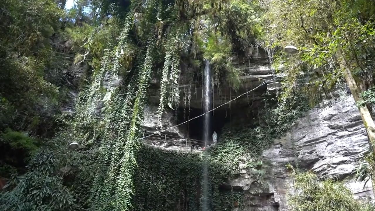 Em Santa Catarina, agricultor encontra gruta ligada a Nossa Senhora de Lourdes, hoje ponto de peregrinação com missas e turistas.