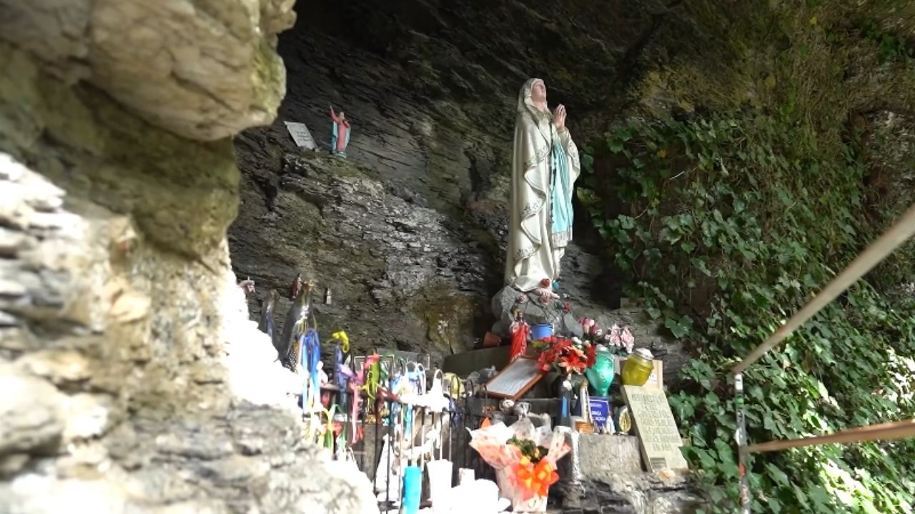Em Santa Catarina, agricultor encontra gruta ligada a Nossa Senhora de Lourdes, hoje ponto de peregrinação com missas e turistas.
