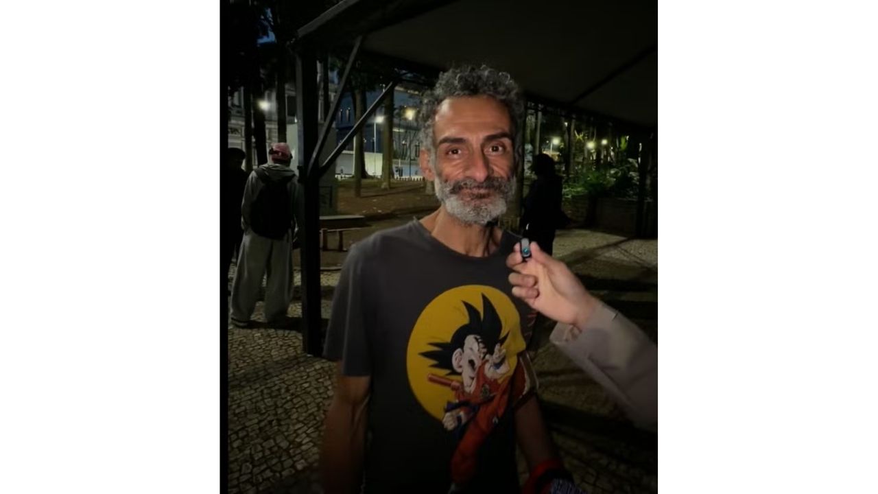 Em Juiz de Fora, ambulante em situação de rua viraliza ao falar inglês; vídeo gera ofertas de emprego e mobiliza internautas.