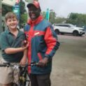 Vaughn Preston, de 10 anos, usou todas as moedas do cofrinho, cerca de R$ 600, para comprar uma bicicleta ao frentista Tony Antonio, amigo dele.