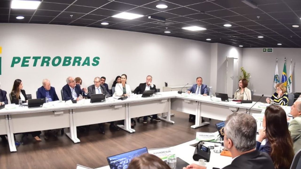 Niterói aposta na indústria naval com dragagem para ampliar capacidade e busca contratos com Petrobras e Transpetro.