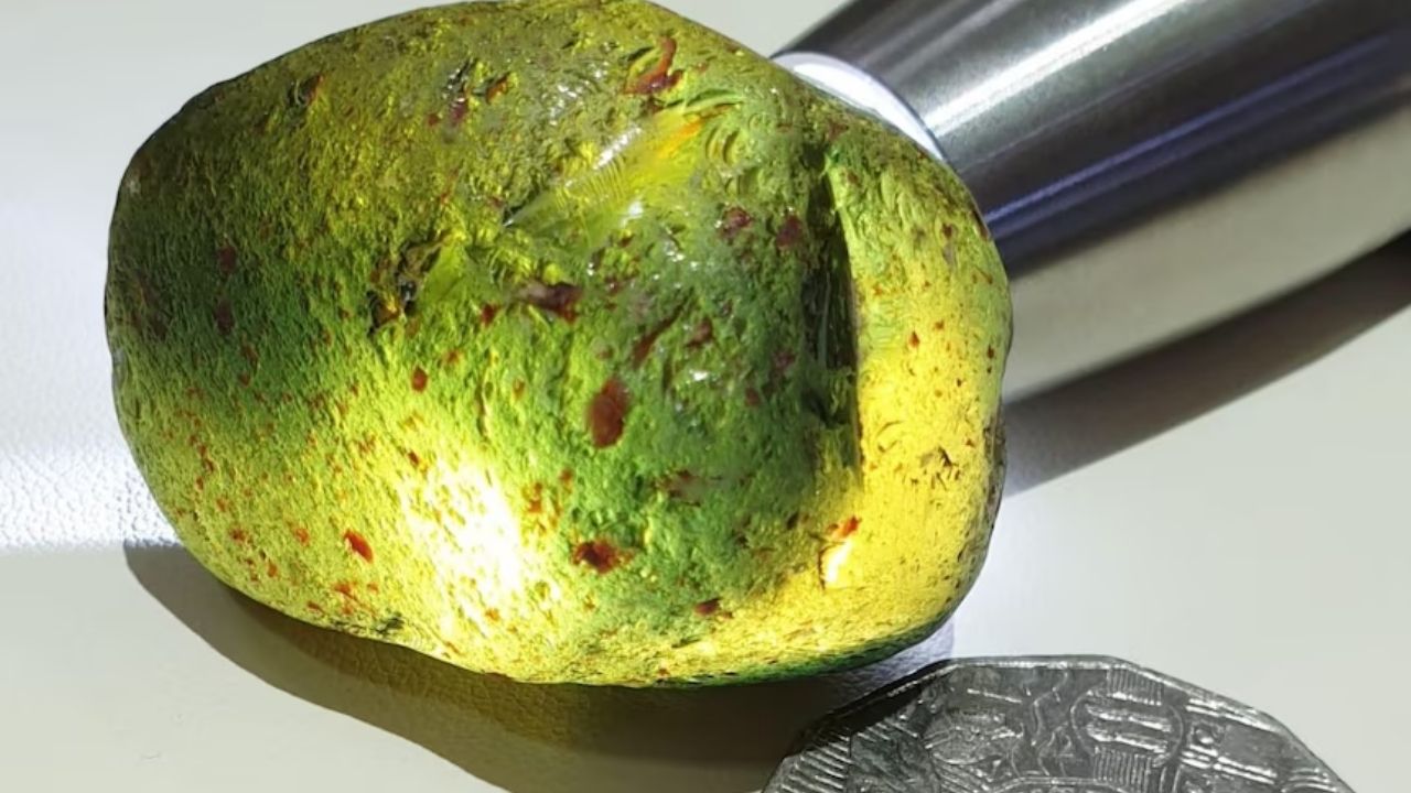 A aposentada encontra safira amarela de 424 quilates nos campos de pedras preciosas de Queensland e recebe avaliação de até 300 mil dólares.