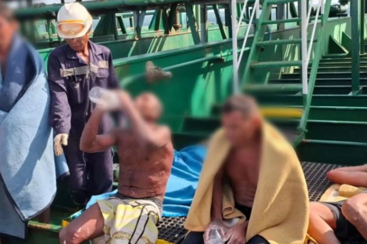 Cinco pescadores passaram cerca de 60 horas sobre boias após o barco capotar na costa do Pará, perto de Vigia. Um petroleiro os avistou e a Marinha içou o mais desidratado.