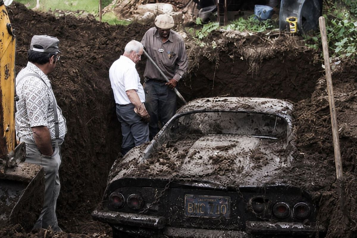 Em fevereiro de 1978, crianças acharam em West Athens, Los Angeles, uma Ferrari Dino 246 GTS 1974 enterrada por ladrões num golpe de seguro. Restaurada, ganhou a placa "DUG UP".