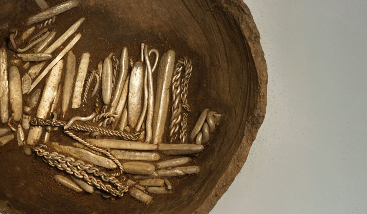 Parte do tesouro viking permaneceu dentro do vaso de barro em que a prata foi enterrada no século X; cerca de 320 objetos ainda estavam no recipiente. Crédito: Nordjyske Museer / Divulgação