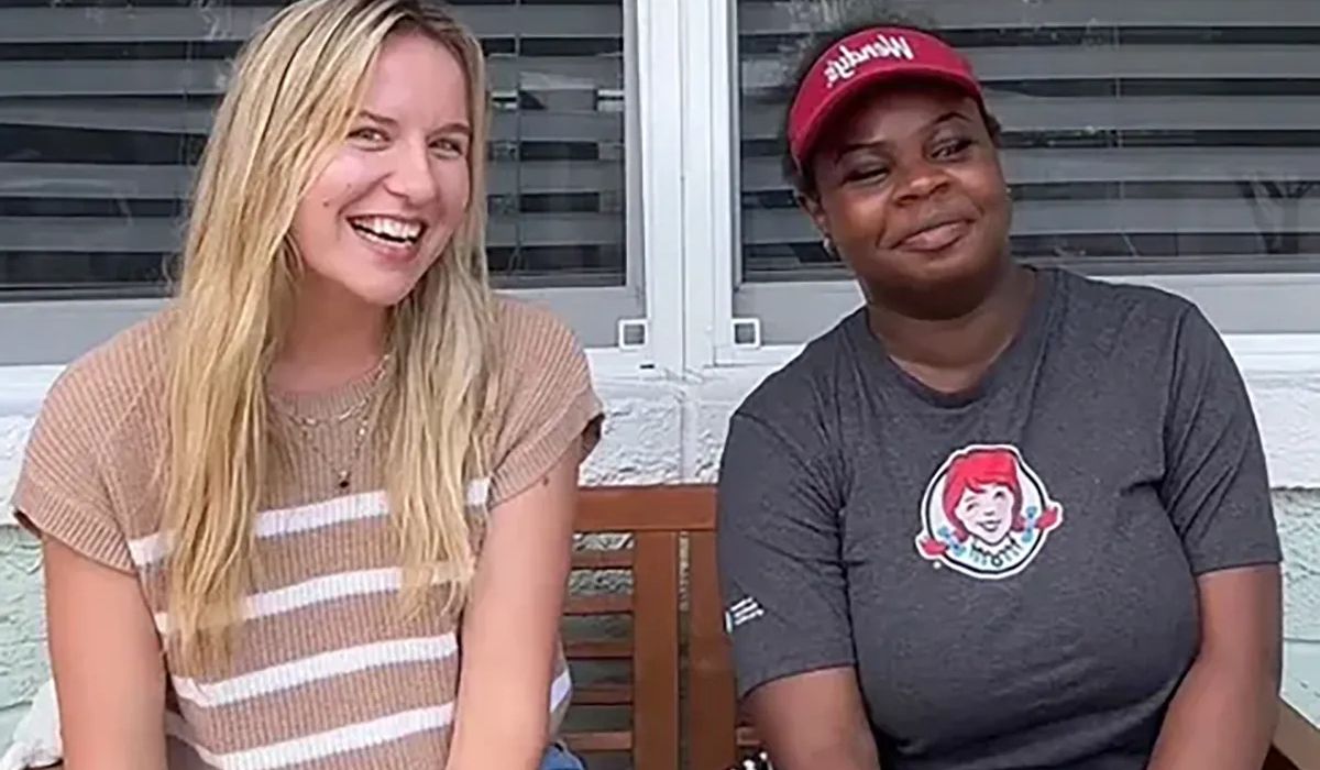 Dara e Abigail Mwaungulu aparecem juntas na varanda em Lake Worth Beach, na Flórida, depois que um pedido para passar o intervalo do trabalho no local deu início à amizade. Crédito: WPTV.
