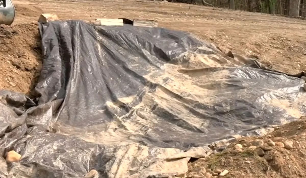 Área escavada na propriedade de Brian Cardella, em Sand Lake, no estado de Nova York, onde restos humanos atribuídos ao século XIX foram encontrados durante uma obra no quintal. Crédito: WTEN / YouTube, via People.